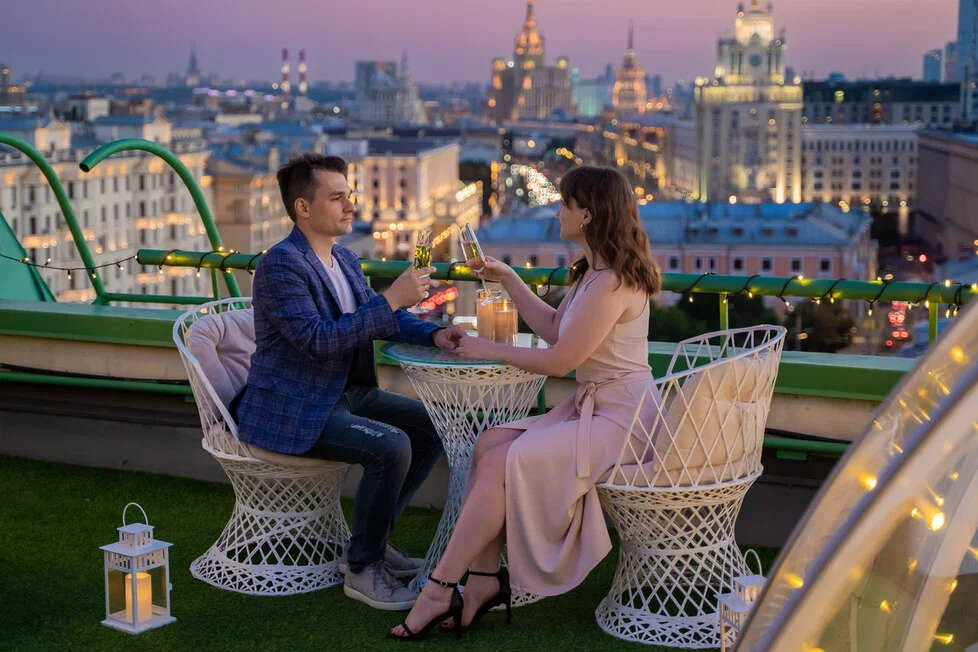 Подарочный сертификат «Романтическое свидание с фотосессией на крыше в центре Москвы (м Маяковская)» (1 час От 2 до 4 чел)