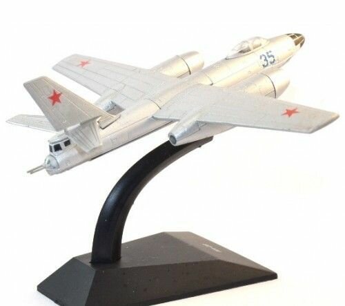 Масштабная модель 1/145 самолет ИЛ-28 — фото 1