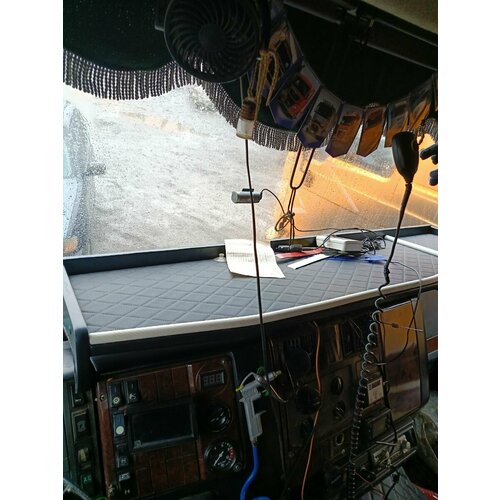 Стол на торпеду для Shacman F2000F3000 Черная экокожа Черный ромб 12745₽