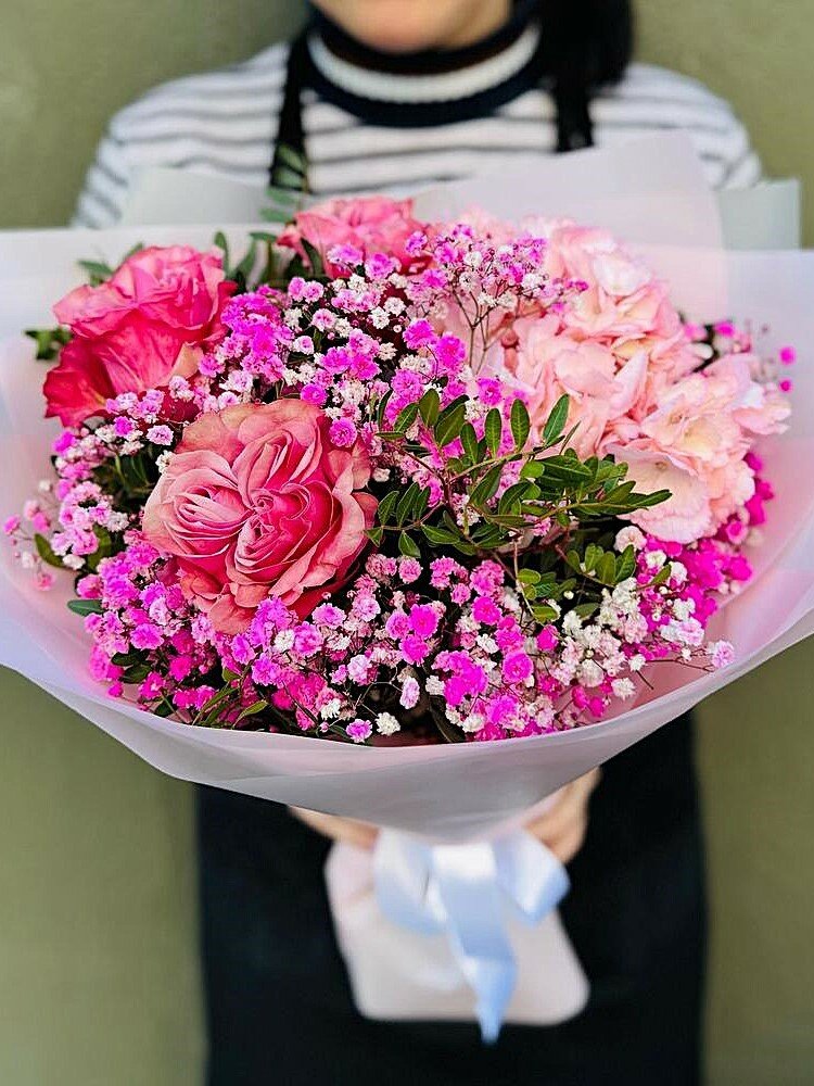 Букет "Кантри Блю", пионовидные розы, гортензия, гипсофилы, упаковка дизайнерская