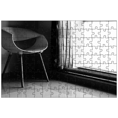 фото Магнитный пазл 27x18см."черное и белое, стул, окно" на холодильник lotsprints