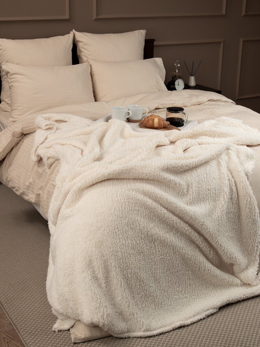 Плед TexRepublic Овчина 150х200 см, 1,5 спальный, искусственный мех, покрывало на кровать, теплый, пушистый, однотонный, шампань - фотография № 3
