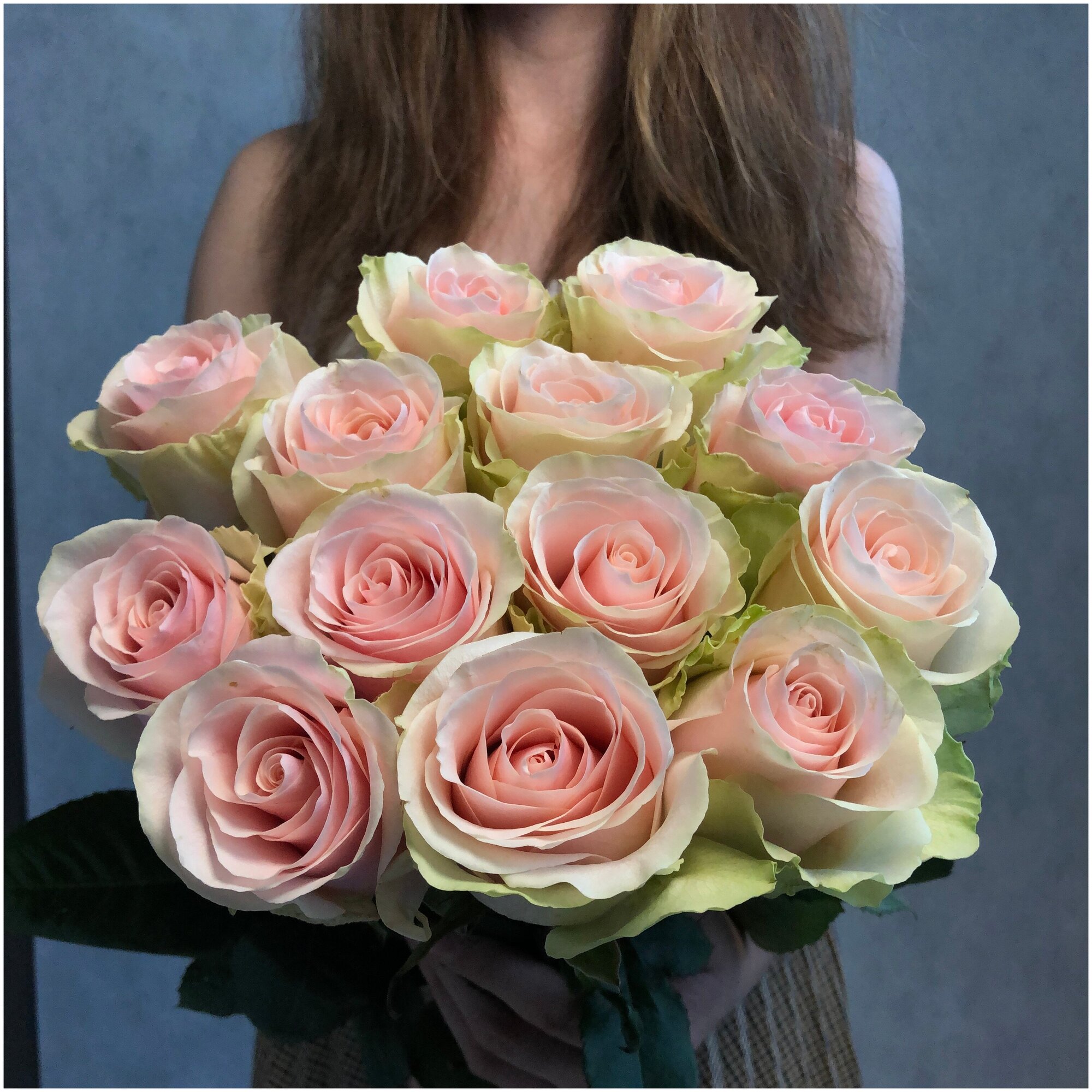 Букет из 15 нежно розовых роз сорта фрутетто 60см (эквадор) с атласной лентой.