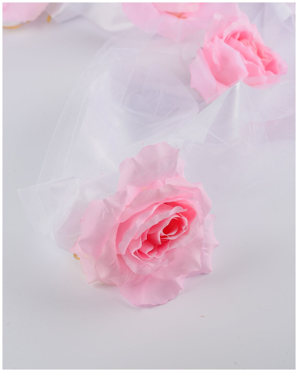 Белая лента на капот свадебного авто молодоженов "Розовые розы" из белого фатина с текстильными розами и зелеными листочками