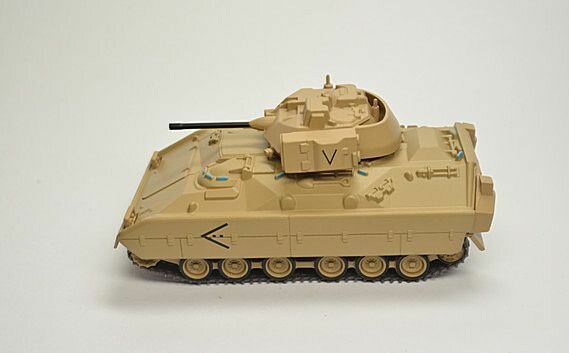 Масштабная модель 1/72 боевая машина пехоты М2 Брэдли — фото 1