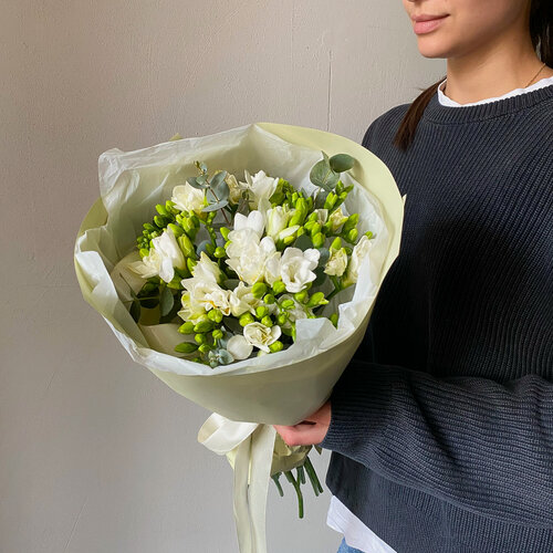 Изображение товара Букет живых цветов. Ароматная фрезия в авторской упаковке. 19 штук.