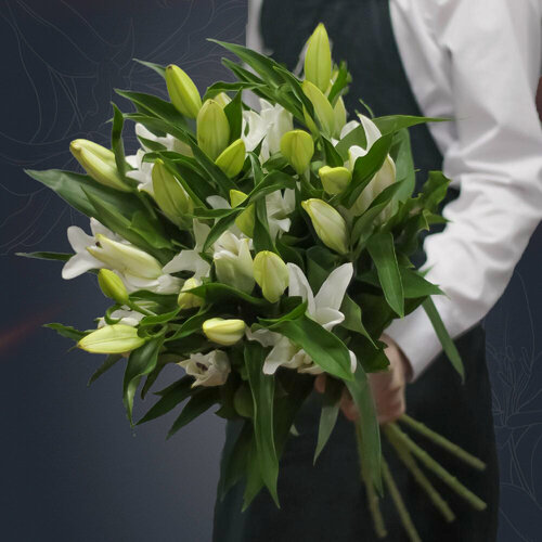 Изображение товара Классический букет из 7 белых лилий с атласной лентой от 2name Flowers