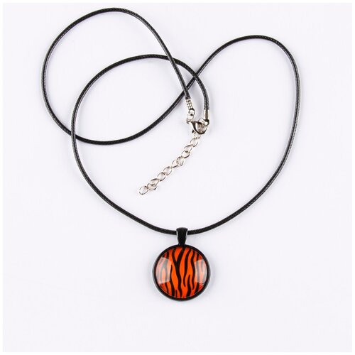 фото Подвеска кулон из бижутерного сплава чёрного цвета со стеклянной вставкой 25 мм "шкура тигра" (символ года 2022), на чёрном шнуре 60 см, darifly