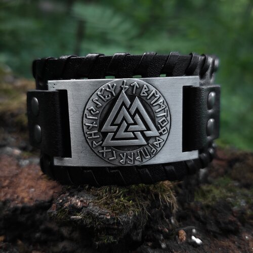 фото Валькнут — кожаный браслет с металлической деталью occultist.shop