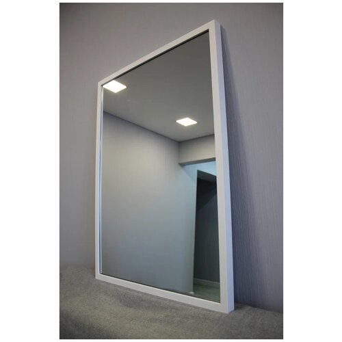 Настенное зеркало в металлической раме 