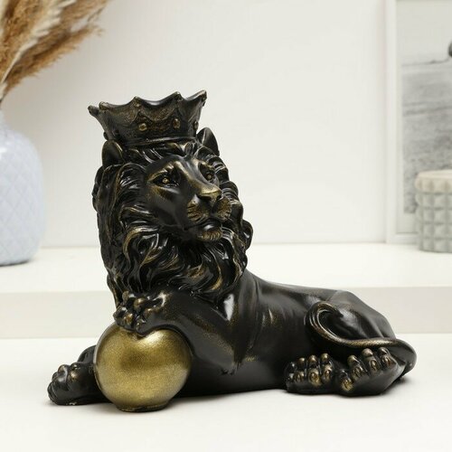 Копилка Лев с короной и шаром лежит черный с позолотой 19см 802₽
