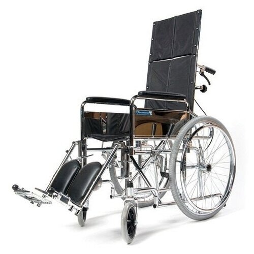 Инвалидная коляска с регулируемой высокой спинкой.