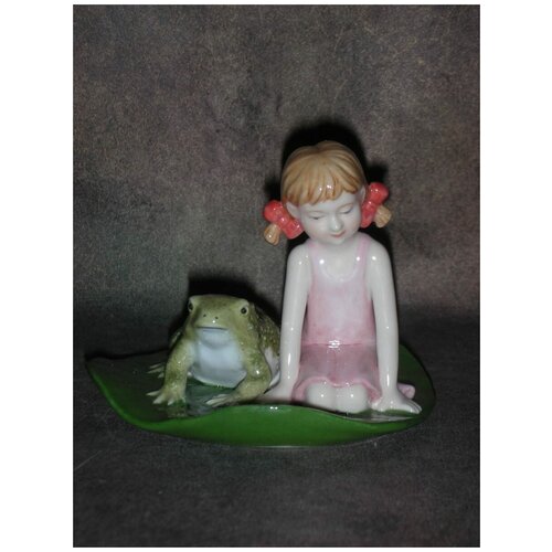 Статуэтка фарфор. Дюймовочка. Девочка и лягушка