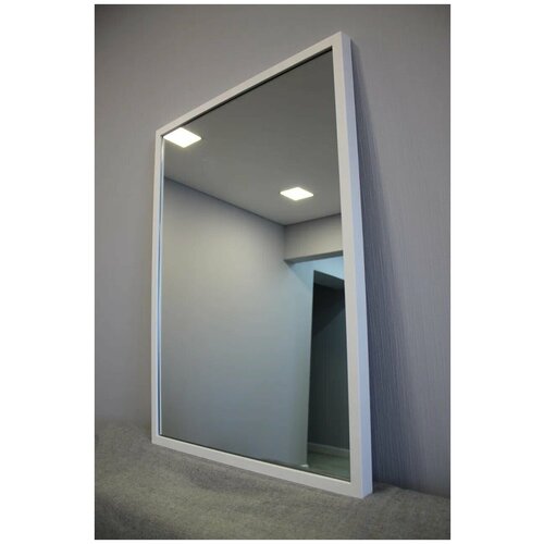 Настенное зеркало в металлической раме 