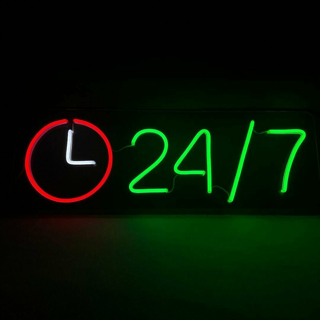 Неоновая вывеска 24/7, Открыто