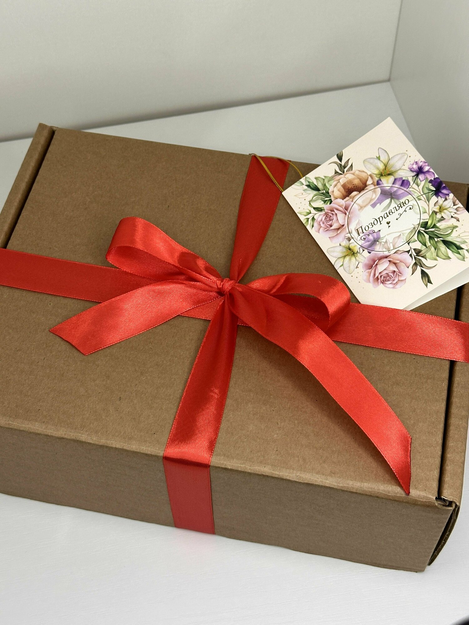 Коробка подарочная крафтовая 29*21*10 см с бумажным наполнителем и красным атласным бантом, с открыткой праздничная упаковка