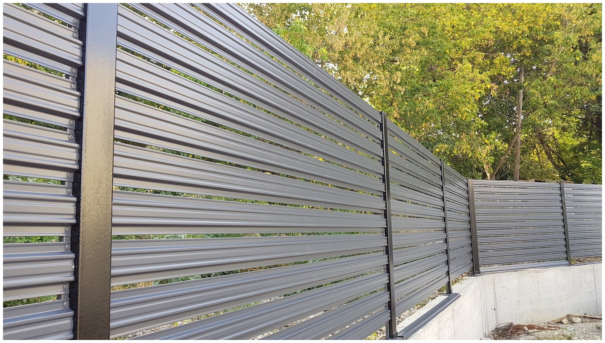 Штакетник металлический Премиум (евроштакетник) двухсторонний окрас, цвет графитовый серый RAL 7024, высота 1.5 м., ширина планки 118мм - 10 шт - фотография № 5