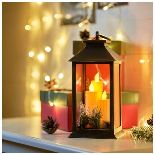 фото Декоративный фонарь со свечкой и шишкой, бронзовый корпус, размер 14x14x27 см, цвет теплый белый neon-night