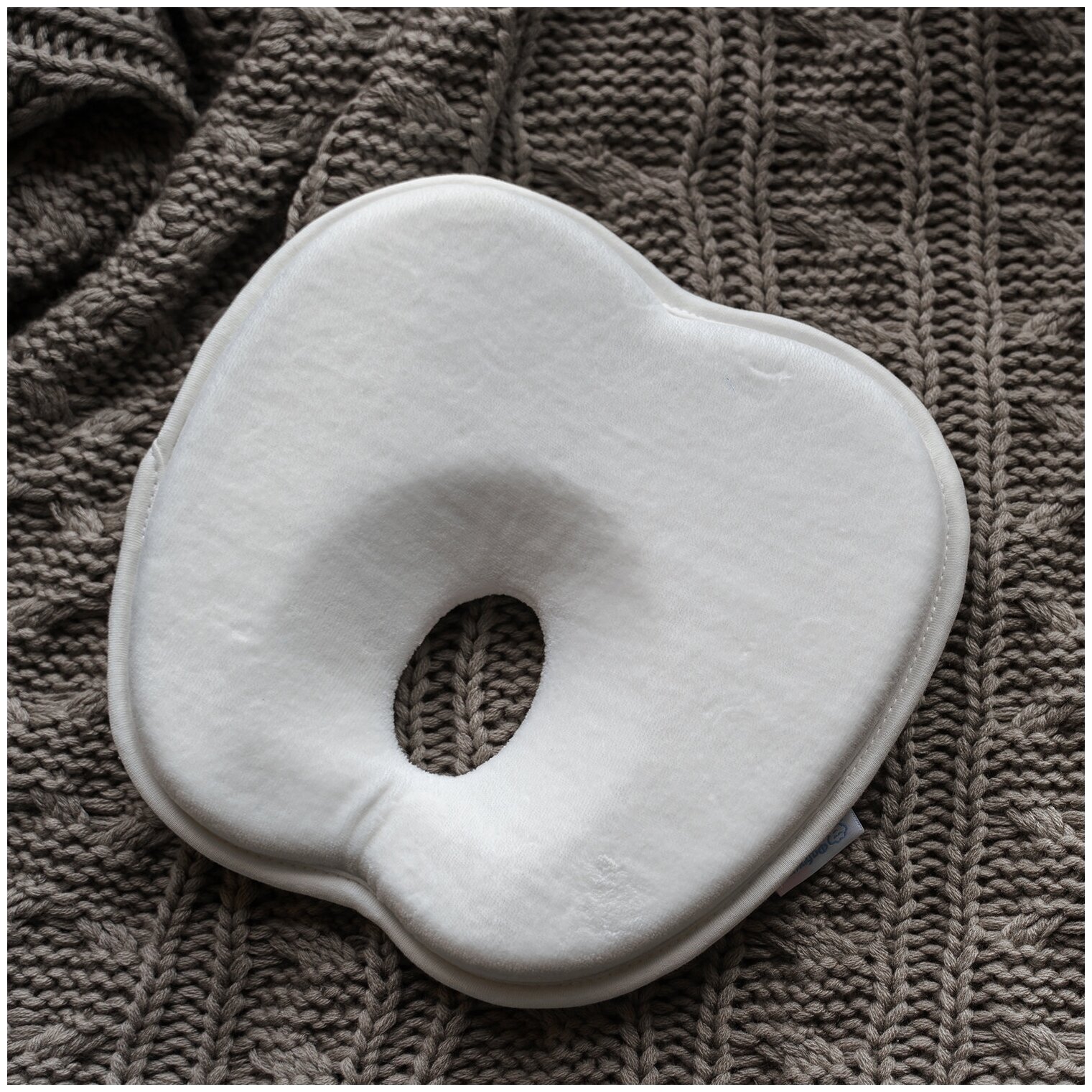 Подушка ортопедическая для новорожденных « Бабочка» (цвет молочный) - фотография № 7