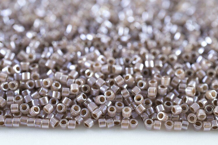 Бисер японский MIYUKI Delica цилиндр 11/0 DB-0256 светлая корица, цейлон, 5 грамм