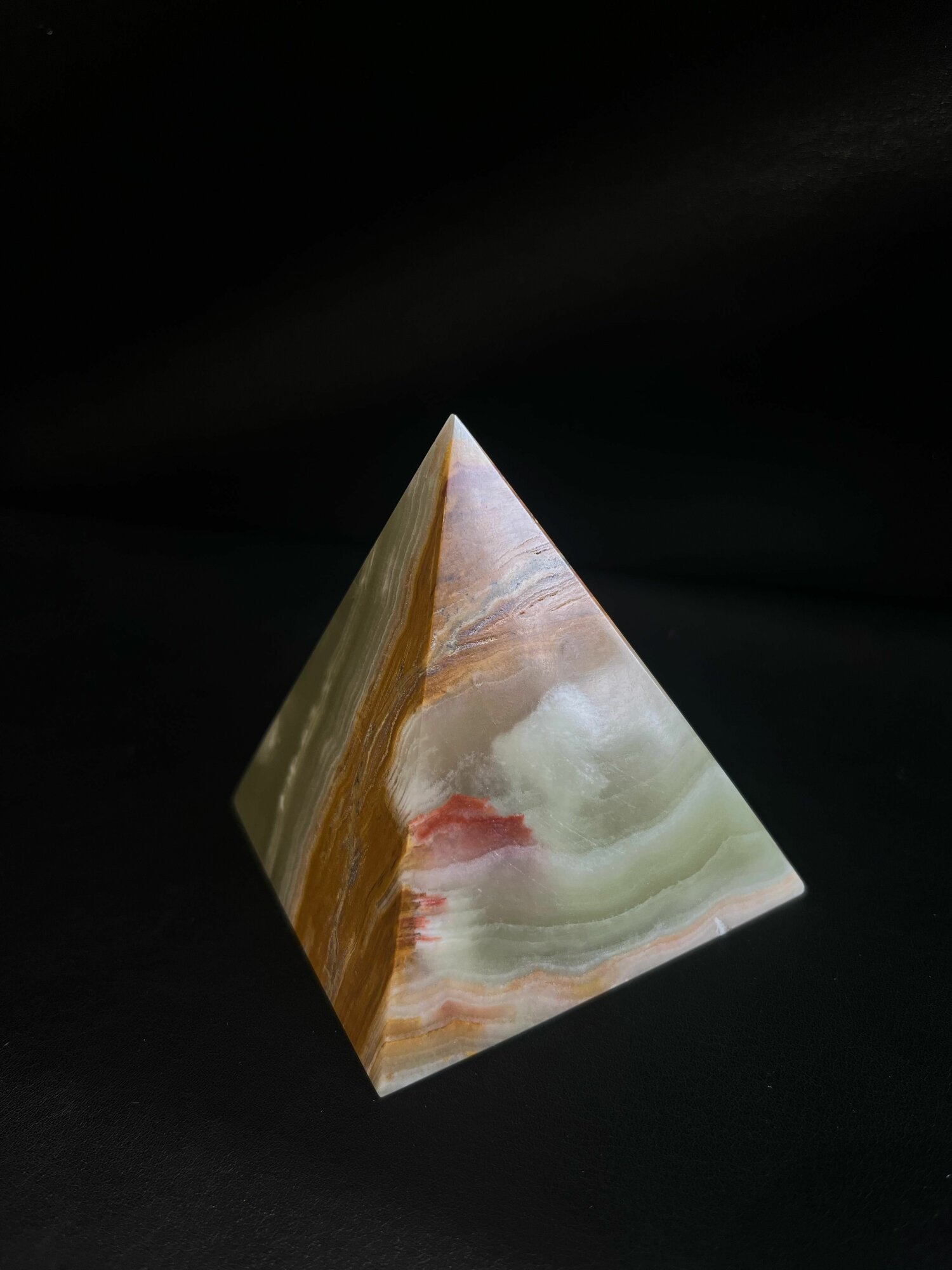 Фигура "Пирамида" из натурального оникса от производителя Present61 — фото 1