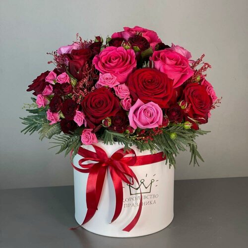 Изображение товара Букет Королевства Праздника "Рубиновая Симфония", роза, 19 цветов, коробка, L размер