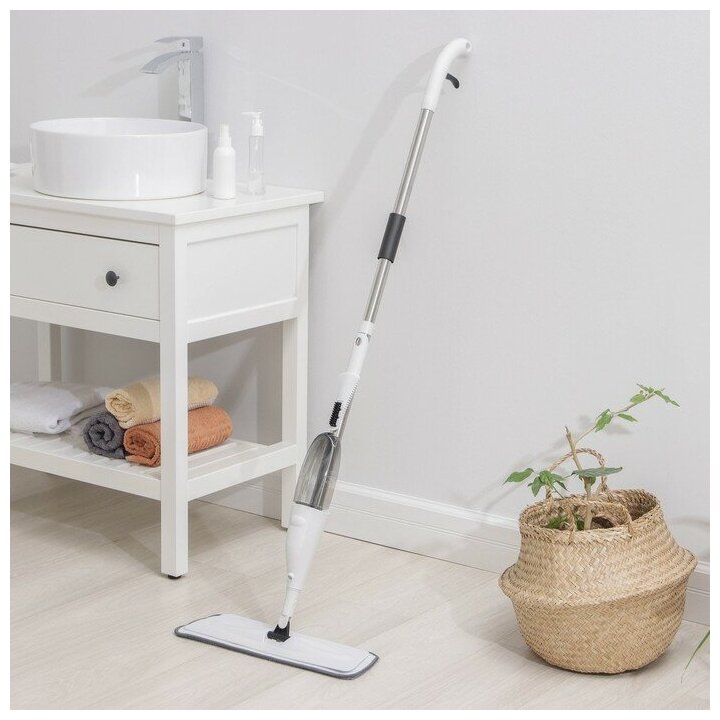 фото Швабра для мытья пола с распылителем Доляна, насадка из микрофибры 40×13 см, стальной черенок 125 см