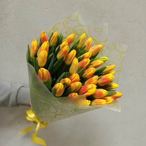 Букет желто-красных тюльпанов в упаковке 35 Эмоции любви