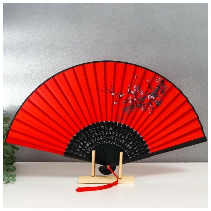 фото Веер бамбук, текстиль h=23 см "Веточка сакуры" красный, с кисточкой 7641643