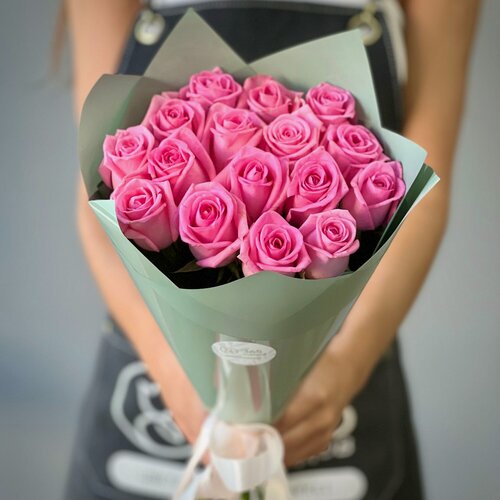 Изображение товара Букет из 15 розовой розы 50 см в стильной упаковке. «365 Поводов» - живые цветы с доставкой