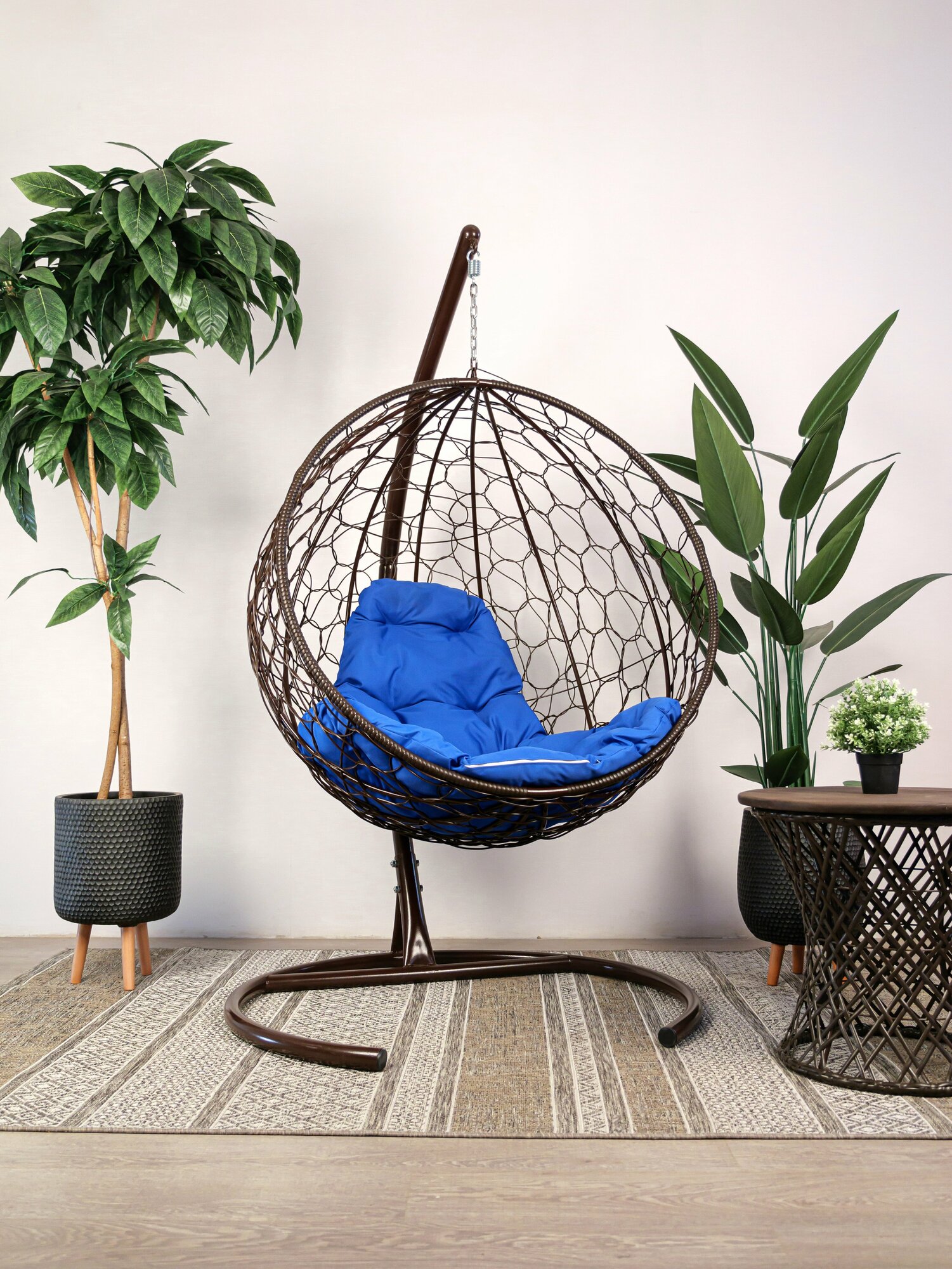 Подвесное кресло ротанг коричневое, синяя подушка - фотография № 1