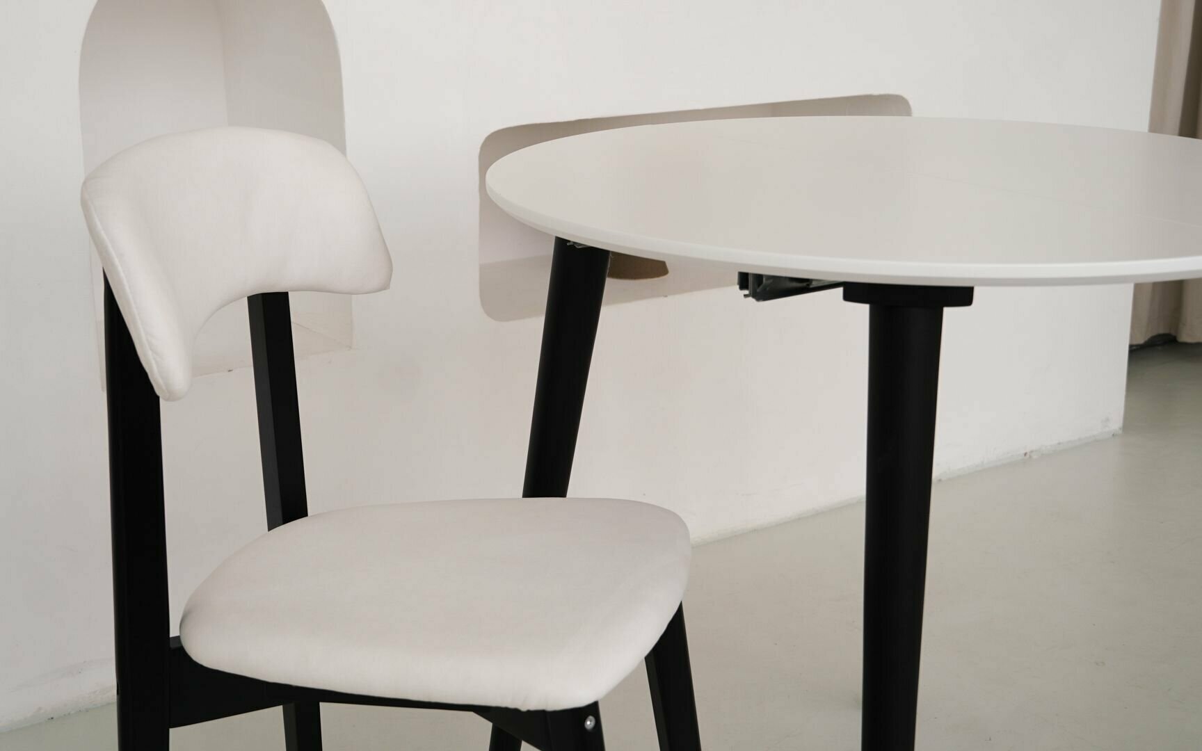 Мягкий кухонный стул бинго, белый с чёрными ножками - фотография № 6