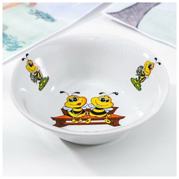 Набор фарфоровой посуды «Пчёлы», 3 предмета: кружка 200 мл, салатник 350 мл, тарелка мелкая d=16,5 см, рисунок микс
