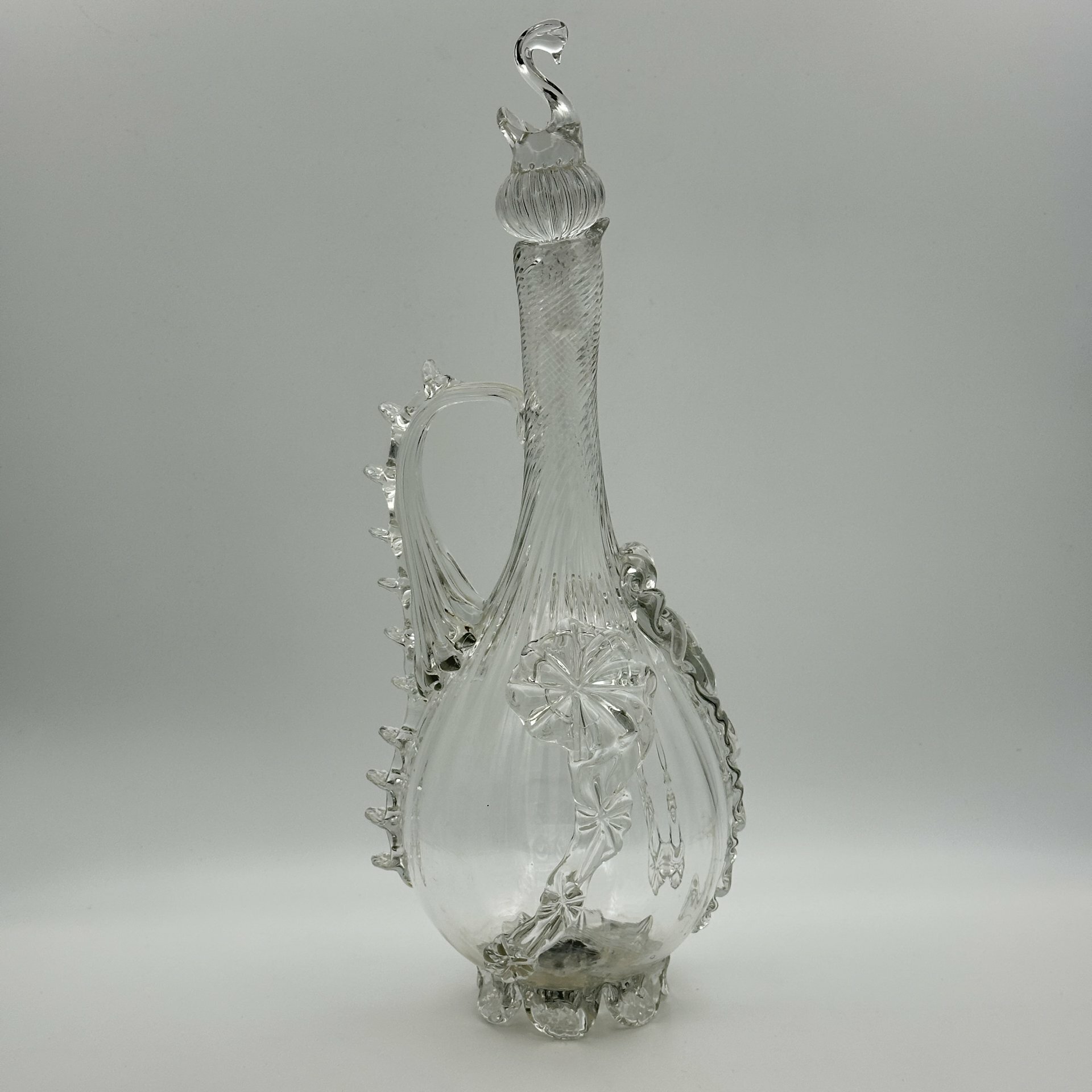 фото Штоф (кувшин) с рельефным декором и лебедем на пробке, хрусталь, гутная техника