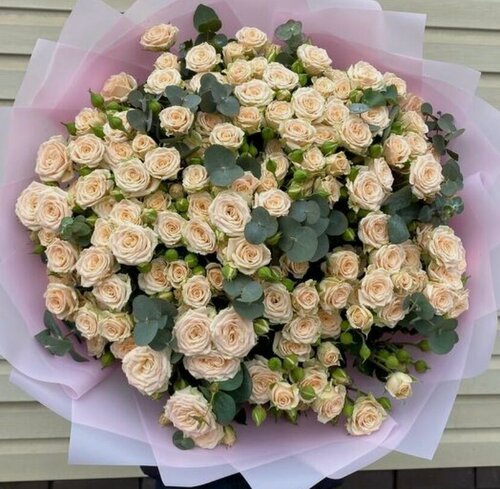 Изображение товара Букет живых цветов, розы кустовые NURA FLOWERS, высота 60 сантиметров, 30 цветков, с эвкалиптом