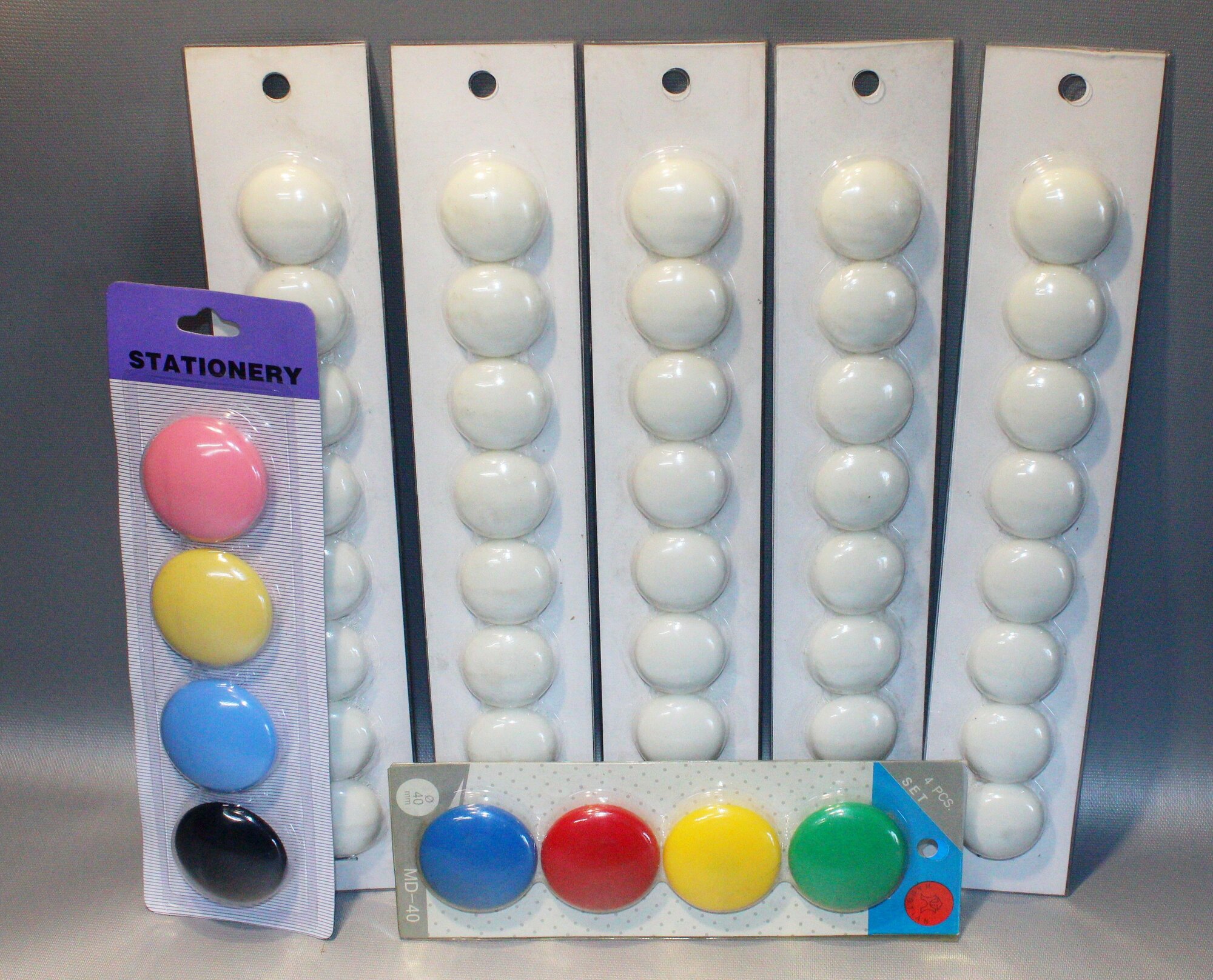 Набор магнитов для досок 96шт 80 белых и 16 разноцветных диаметр 20-40мм вес 400г