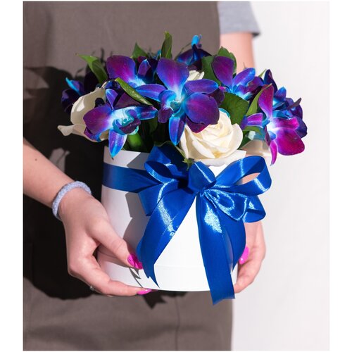 Белые розы и синие орхидеи в белой коробке. Букет AR0123 ALMOND ROSES