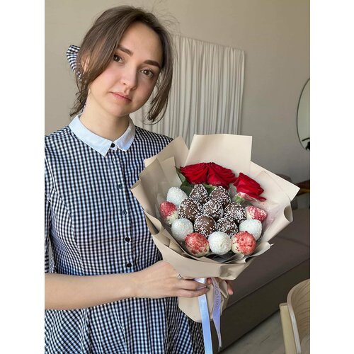 Букет из клубники в шоколаде / Berry Present / с красными розами №2