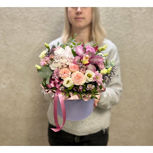 Живые цветы в коробке, цветочная композиция авторская с орхидеями и кустовыми розами