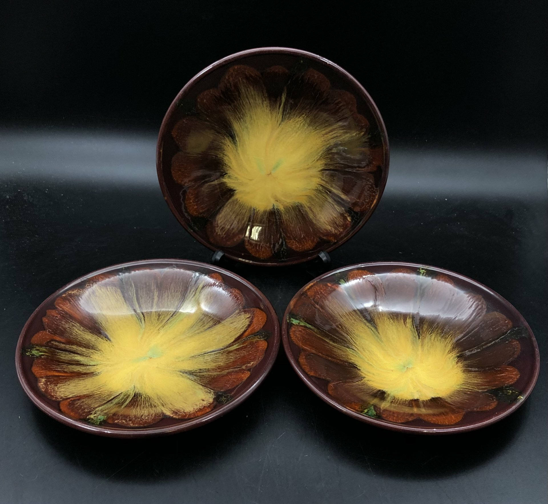 Набор из трёх тарелок с цветочным декором, керамика, поливы, 2000-2010 гг.