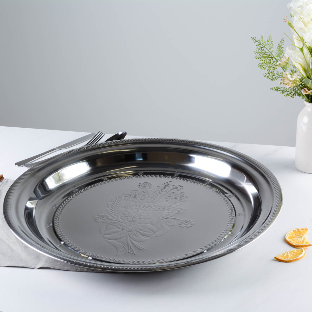 фото Блюдо поднос 52 х 4,5 см металлическое с декором Цветы