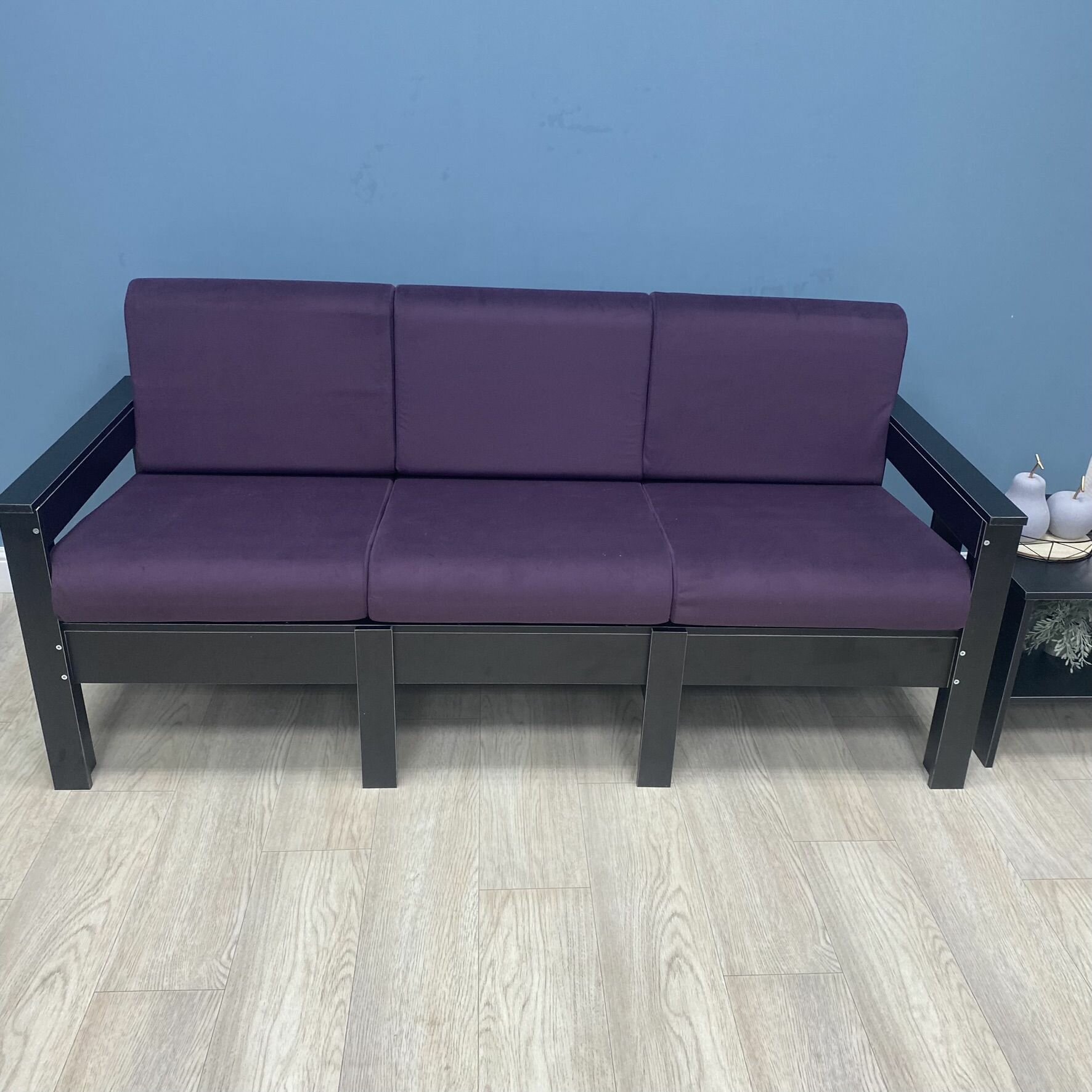 фото Диван Каттегат New Victoria трехместный, каркас черный, велюр фиолетовый
