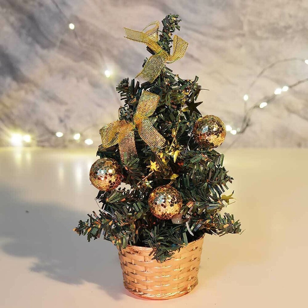 Елка настольная 20см в золотистой корзинке с бантами шарами и звездами