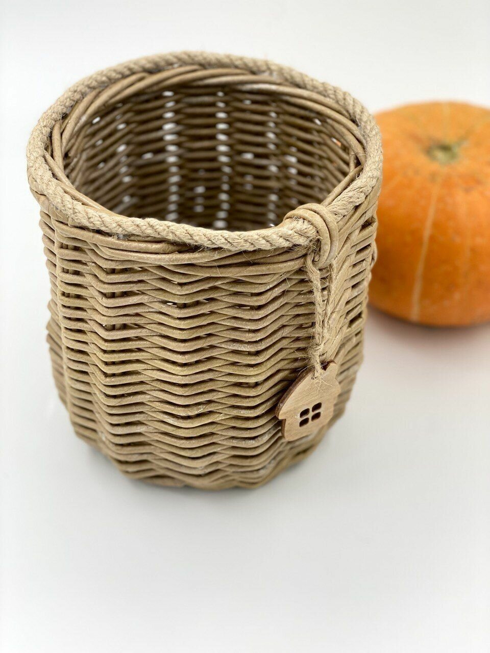 Корзинка плетеная кашпо из бумажной лозы для хранения, декора - фотография № 5