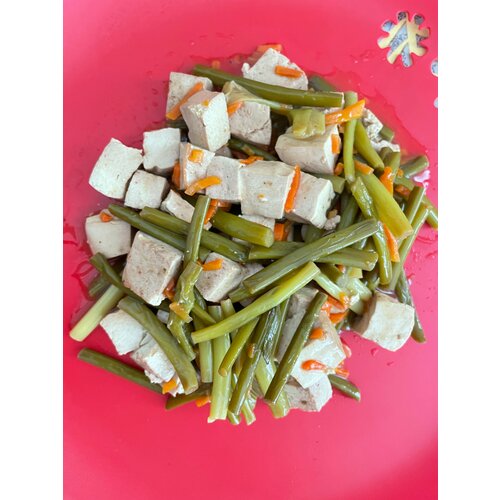 Тофу со стрелками чеснока, в авторском соусе, соевый продукт, 300 гр, Green East