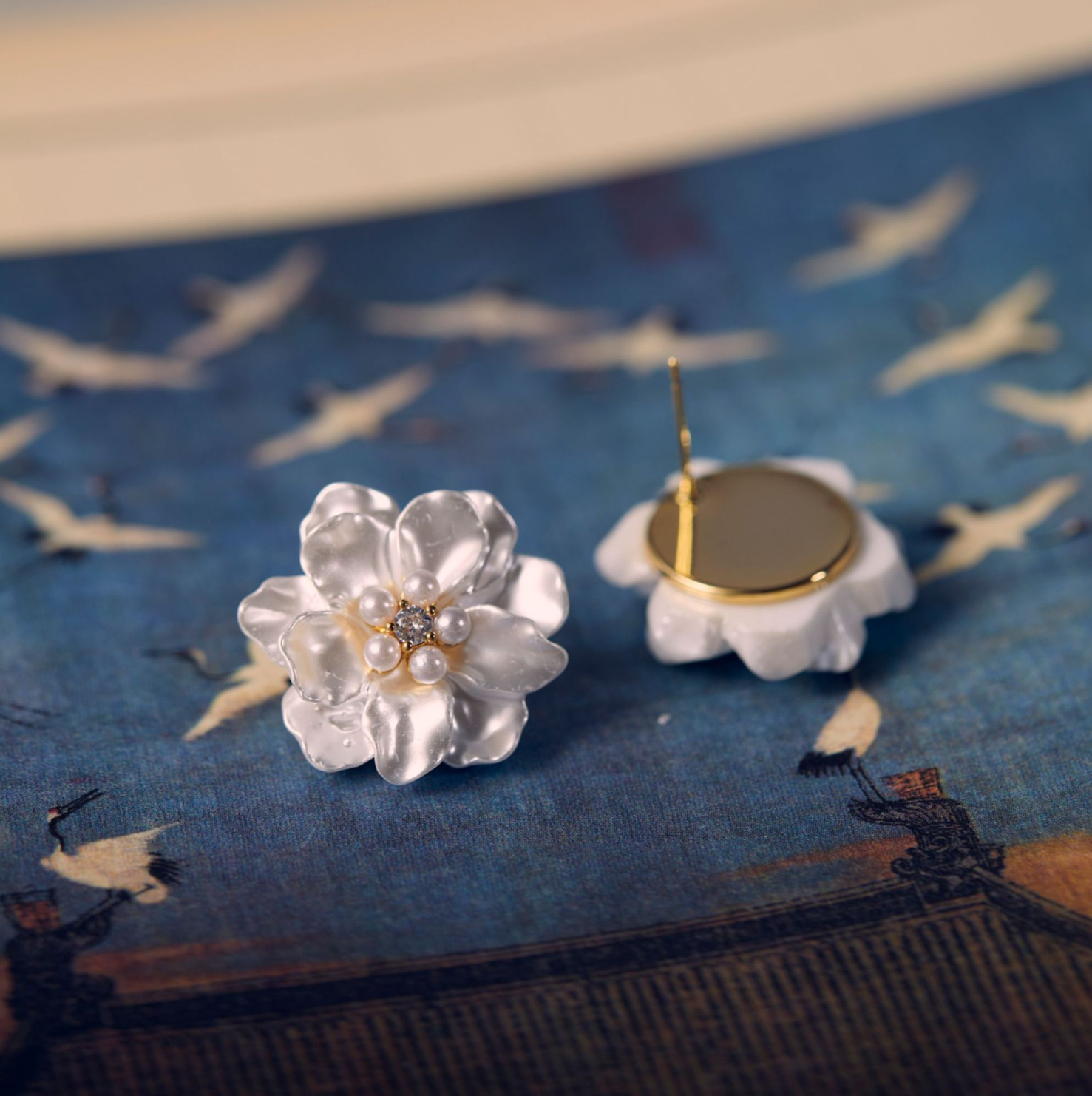 Серьги пусеты, размер 30 мм, белый/золотистый