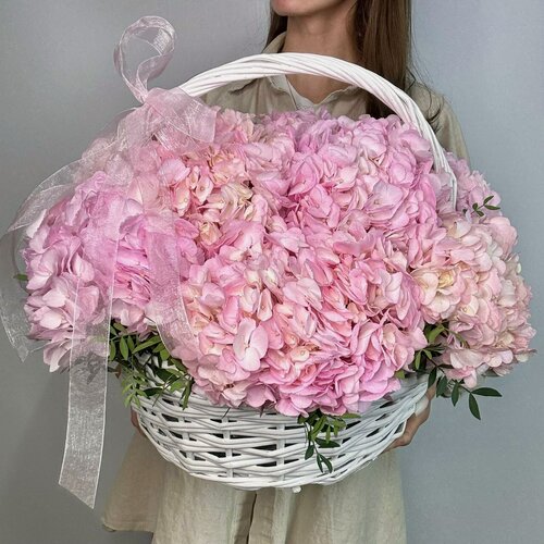 Изображение товара Композиция из нежно-розовых гортензий в корзине Ver. Flowers