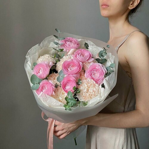 Изображение товара Элегантный букет с ранункулюсами, диантусами и эвкалиптом в авторском оформлении