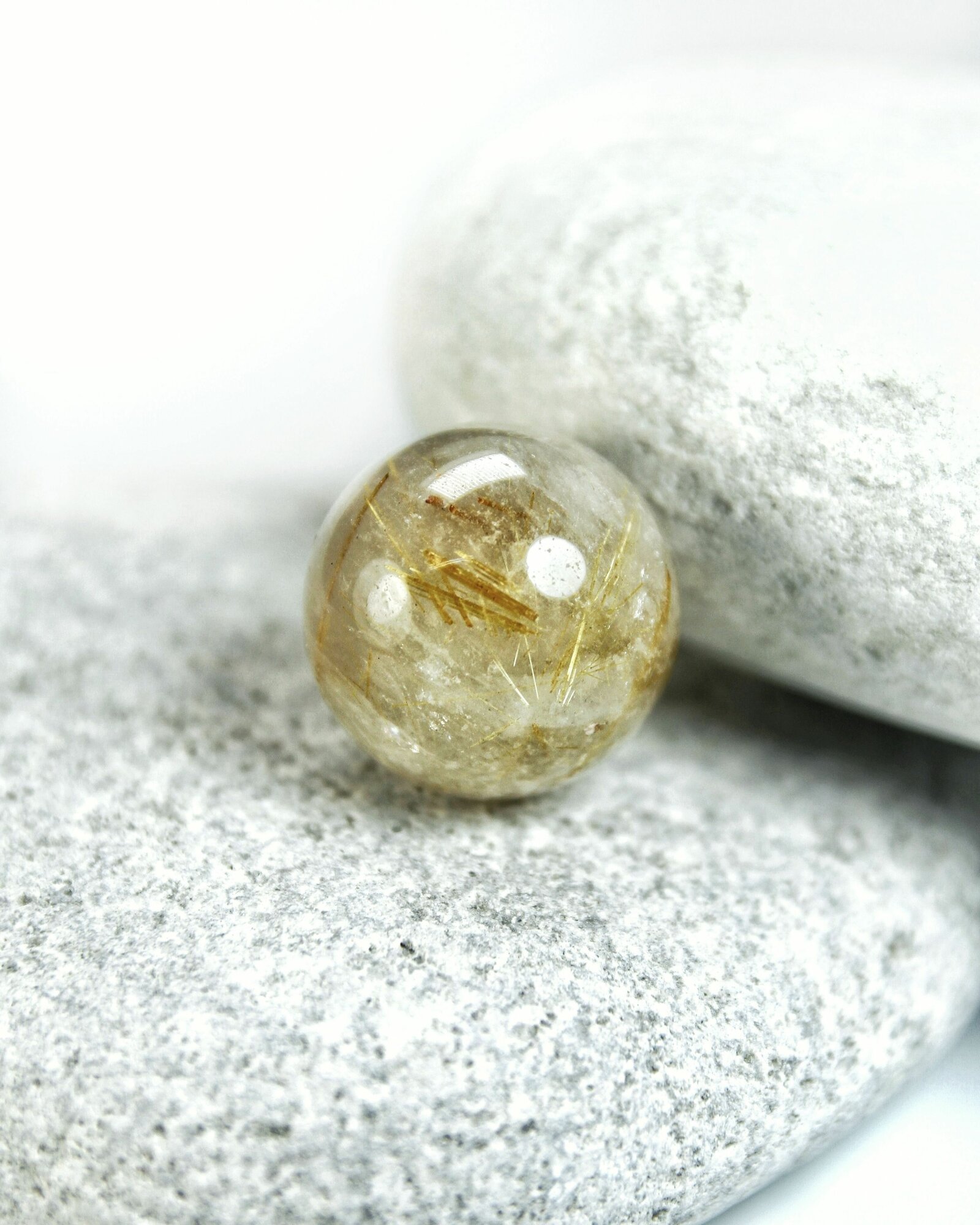 Натуральный камень Рутиловый кварц для декора, поделок, бижутерии, шар, диаметр 20-21 мм