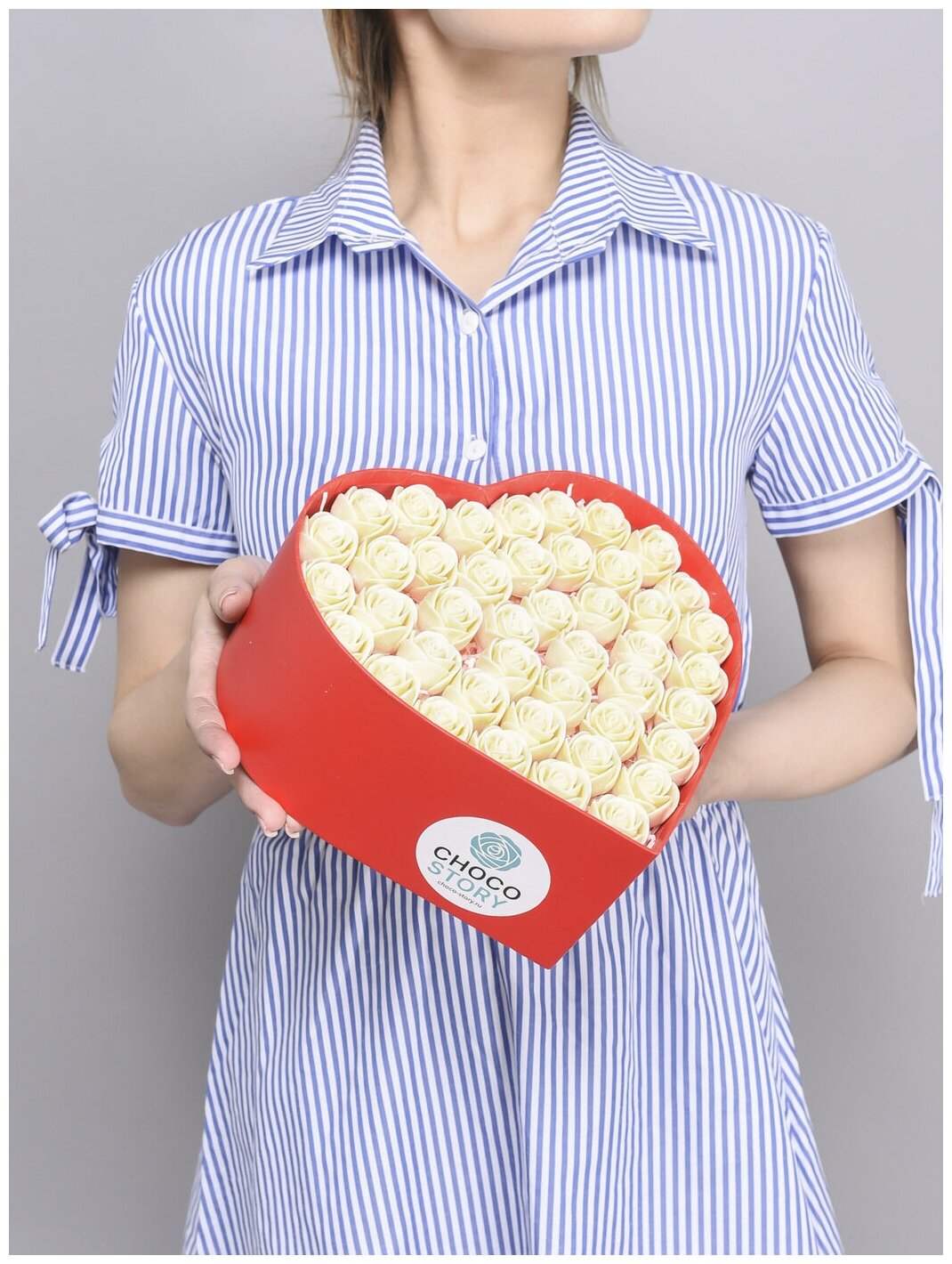 33 Шоколадные съедобные сладкие розы в форме сердца CHOCO STORY в Красной шляпной коробке с крышкой, Цвет: Белый Бельгийский шоколад, 396 гр. ZS33-K-B - фотография № 5